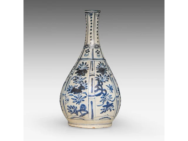 A chinese blue and white floral-decorated shipwreck ware bottle vase, late ming, h 30 cm - afbeelding 3 van  6