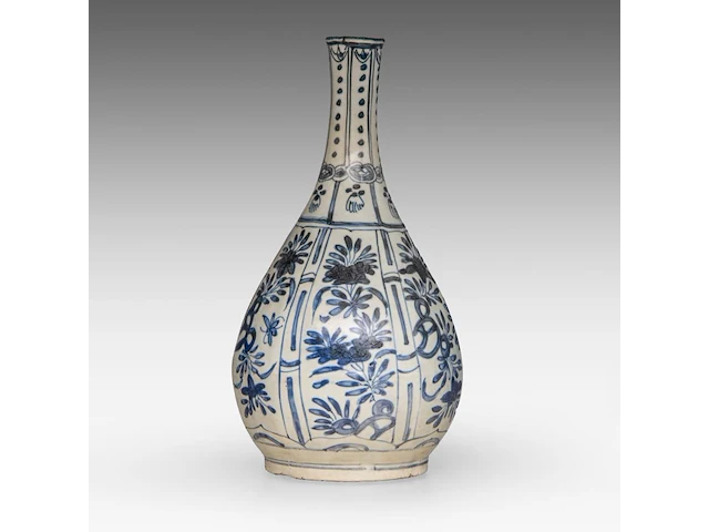 A chinese blue and white floral-decorated shipwreck ware bottle vase, late ming, h 30 cm - afbeelding 4 van  6