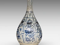 A chinese blue and white floral-decorated shipwreck ware bottle vase, late ming, h 30 cm - afbeelding 4 van  6