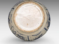 A chinese blue and white floral-decorated shipwreck ware bottle vase, late ming, h 30 cm - afbeelding 5 van  6