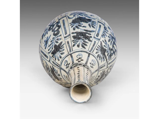 A chinese blue and white floral-decorated shipwreck ware bottle vase, late ming, h 30 cm - afbeelding 6 van  6