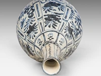 A chinese blue and white floral-decorated shipwreck ware bottle vase, late ming, h 30 cm - afbeelding 6 van  6