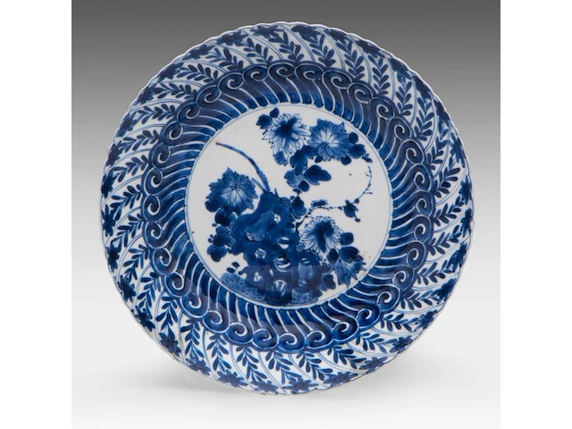 A chinese blue and white ‘flower garden’ plate, kangxi symbol mark and of the period, ø 27 cm - afbeelding 1 van  2