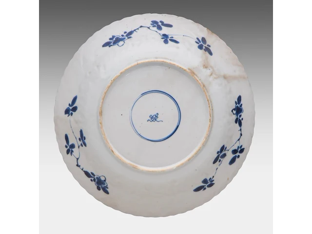 A chinese blue and white ‘flower garden’ plate, kangxi symbol mark and of the period, ø 27 cm - afbeelding 2 van  2