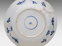 A chinese blue and white ‘flower garden’ plate, kangxi symbol mark and of the period, ø 27 cm - afbeelding 2 van  2