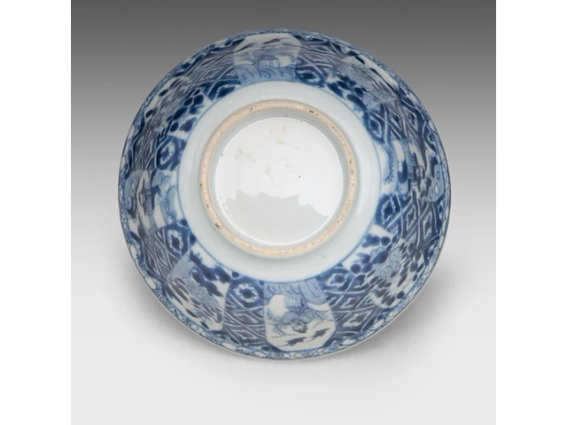 A chinese blue and white 'long eliza' lotus-shaped dish, 18thc (yongzheng) - added a blue and white 'narrative scene' bowl, early 18thc (kangxi), h 7,5 cm - afbeelding 2 van  10