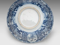 A chinese blue and white 'long eliza' lotus-shaped dish, 18thc (yongzheng) - added a blue and white 'narrative scene' bowl, early 18thc (kangxi), h 7,5 cm - afbeelding 2 van  10