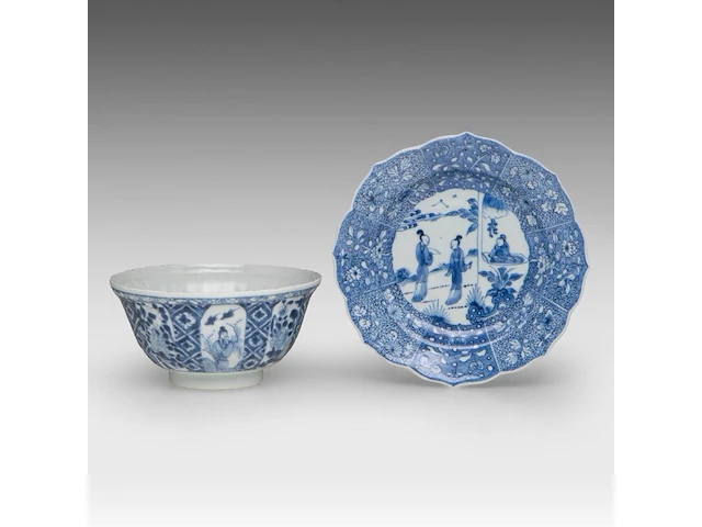 A chinese blue and white 'long eliza' lotus-shaped dish, 18thc (yongzheng) - added a blue and white 'narrative scene' bowl, early 18thc (kangxi), h 7,5 cm - afbeelding 1 van  10
