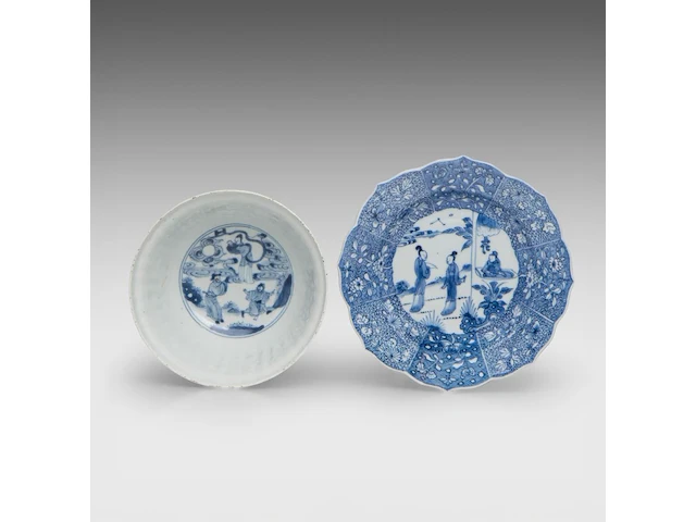 A chinese blue and white 'long eliza' lotus-shaped dish, 18thc (yongzheng) - added a blue and white 'narrative scene' bowl, early 18thc (kangxi), h 7,5 cm - afbeelding 3 van  10