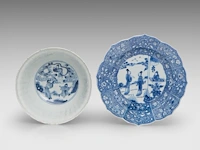 A chinese blue and white 'long eliza' lotus-shaped dish, 18thc (yongzheng) - added a blue and white 'narrative scene' bowl, early 18thc (kangxi), h 7,5 cm - afbeelding 3 van  10