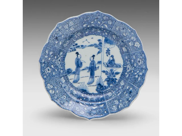 A chinese blue and white 'long eliza' lotus-shaped dish, 18thc (yongzheng) - added a blue and white 'narrative scene' bowl, early 18thc (kangxi), h 7,5 cm - afbeelding 4 van  10