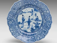 A chinese blue and white 'long eliza' lotus-shaped dish, 18thc (yongzheng) - added a blue and white 'narrative scene' bowl, early 18thc (kangxi), h 7,5 cm - afbeelding 4 van  10