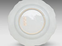 A chinese blue and white 'long eliza' lotus-shaped dish, 18thc (yongzheng) - added a blue and white 'narrative scene' bowl, early 18thc (kangxi), h 7,5 cm - afbeelding 5 van  10