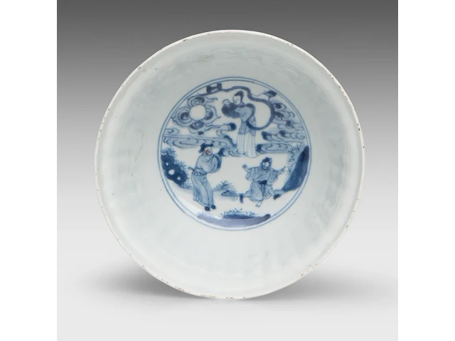 A chinese blue and white 'long eliza' lotus-shaped dish, 18thc (yongzheng) - added a blue and white 'narrative scene' bowl, early 18thc (kangxi), h 7,5 cm - afbeelding 6 van  10