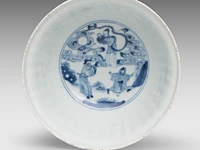 A chinese blue and white 'long eliza' lotus-shaped dish, 18thc (yongzheng) - added a blue and white 'narrative scene' bowl, early 18thc (kangxi), h 7,5 cm - afbeelding 6 van  10