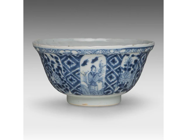 A chinese blue and white 'long eliza' lotus-shaped dish, 18thc (yongzheng) - added a blue and white 'narrative scene' bowl, early 18thc (kangxi), h 7,5 cm - afbeelding 7 van  10