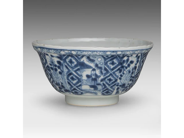 A chinese blue and white 'long eliza' lotus-shaped dish, 18thc (yongzheng) - added a blue and white 'narrative scene' bowl, early 18thc (kangxi), h 7,5 cm - afbeelding 8 van  10