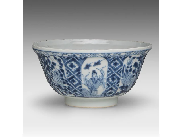 A chinese blue and white 'long eliza' lotus-shaped dish, 18thc (yongzheng) - added a blue and white 'narrative scene' bowl, early 18thc (kangxi), h 7,5 cm - afbeelding 9 van  10