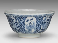 A chinese blue and white 'long eliza' lotus-shaped dish, 18thc (yongzheng) - added a blue and white 'narrative scene' bowl, early 18thc (kangxi), h 7,5 cm - afbeelding 9 van  10