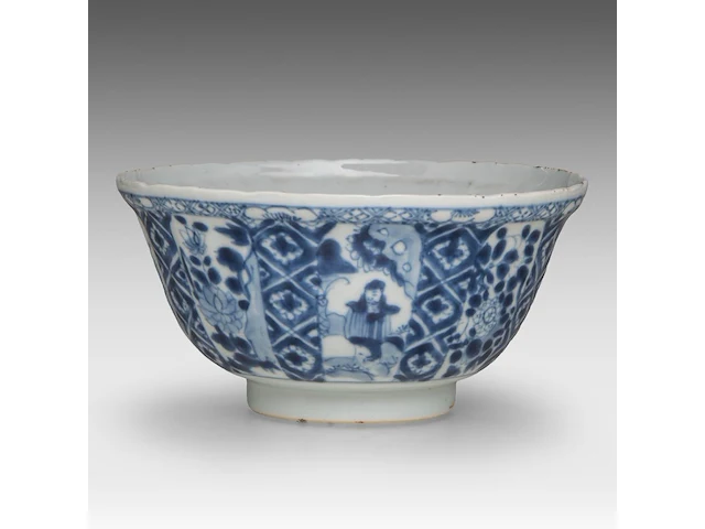 A chinese blue and white 'long eliza' lotus-shaped dish, 18thc (yongzheng) - added a blue and white 'narrative scene' bowl, early 18thc (kangxi), h 7,5 cm - afbeelding 10 van  10