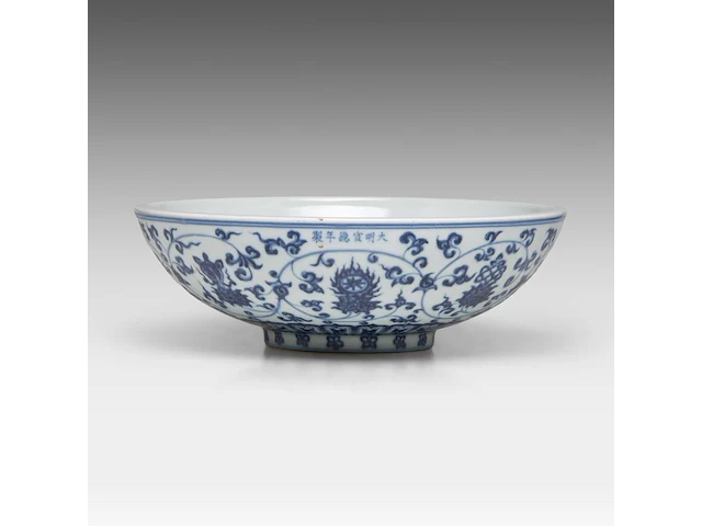 A chinese blue and white 'lotus scroll' dice bowl, with a xuande mark, h 10 - ø 29,5 cm - afbeelding 1 van  7