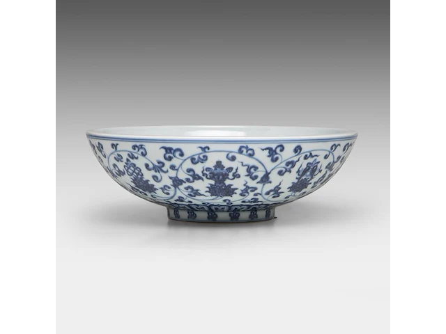 A chinese blue and white 'lotus scroll' dice bowl, with a xuande mark, h 10 - ø 29,5 cm - afbeelding 2 van  7