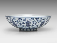 A chinese blue and white 'lotus scroll' dice bowl, with a xuande mark, h 10 - ø 29,5 cm - afbeelding 2 van  7