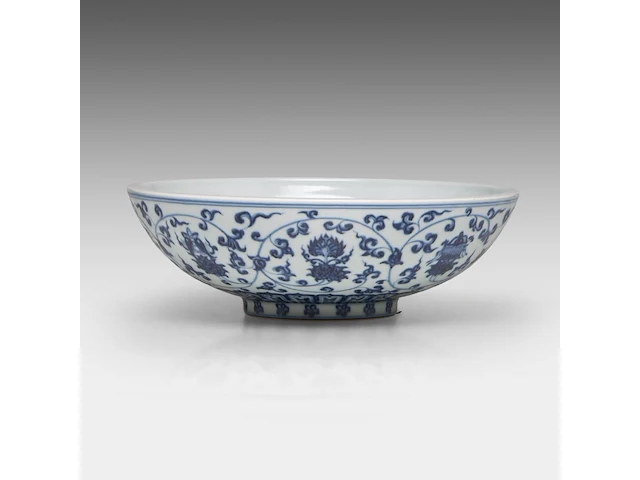 A chinese blue and white 'lotus scroll' dice bowl, with a xuande mark, h 10 - ø 29,5 cm - afbeelding 3 van  7