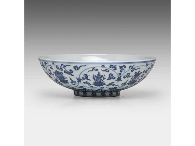 A chinese blue and white 'lotus scroll' dice bowl, with a xuande mark, h 10 - ø 29,5 cm - afbeelding 4 van  7