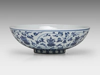 A chinese blue and white 'lotus scroll' dice bowl, with a xuande mark, h 10 - ø 29,5 cm - afbeelding 4 van  7