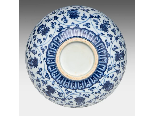 A chinese blue and white 'lotus scroll' dice bowl, with a xuande mark, h 10 - ø 29,5 cm - afbeelding 6 van  7