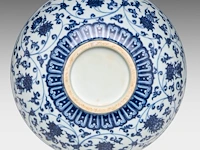 A chinese blue and white 'lotus scroll' dice bowl, with a xuande mark, h 10 - ø 29,5 cm - afbeelding 6 van  7