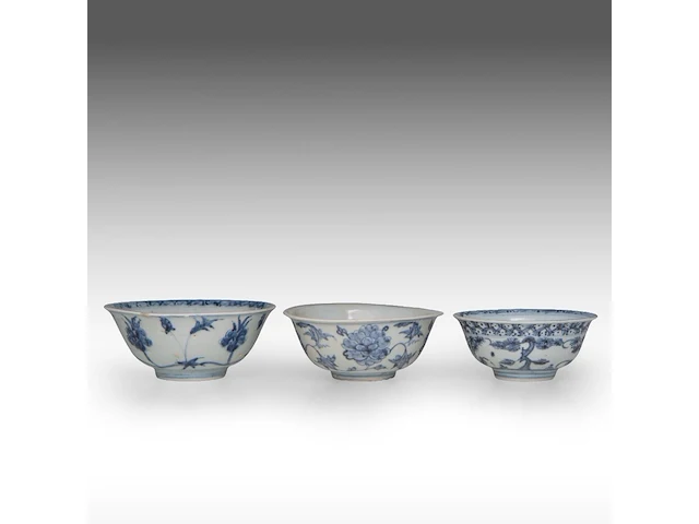 A chinese blue and white 'musk mallow', a 'three friends', and a 'floral' bowl, late ming dynasty, h 6,5 - ø 15,5 cm / h 6 - ø 15 cm / h 5,7 - ø 13 cm - afbeelding 1 van  6
