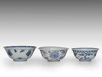 A chinese blue and white 'musk mallow', a 'three friends', and a 'floral' bowl, late ming dynasty, h 6,5 - ø 15,5 cm / h 6 - ø 15 cm / h 5,7 - ø 13 cm