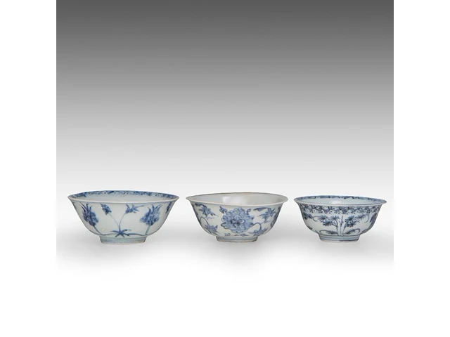 A chinese blue and white 'musk mallow', a 'three friends', and a 'floral' bowl, late ming dynasty, h 6,5 - ø 15,5 cm / h 6 - ø 15 cm / h 5,7 - ø 13 cm - afbeelding 2 van  6