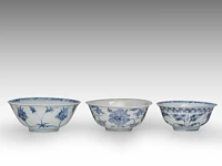 A chinese blue and white 'musk mallow', a 'three friends', and a 'floral' bowl, late ming dynasty, h 6,5 - ø 15,5 cm / h 6 - ø 15 cm / h 5,7 - ø 13 cm - afbeelding 2 van  6