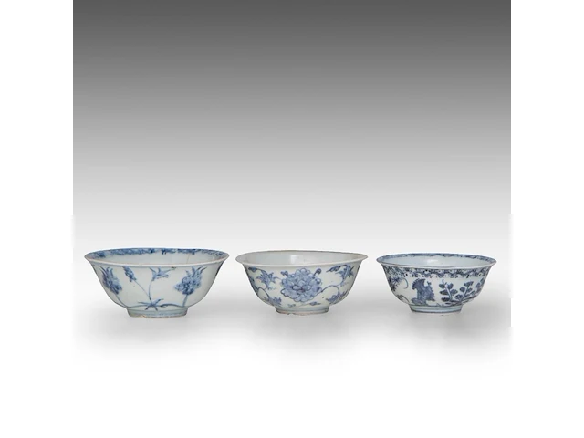 A chinese blue and white 'musk mallow', a 'three friends', and a 'floral' bowl, late ming dynasty, h 6,5 - ø 15,5 cm / h 6 - ø 15 cm / h 5,7 - ø 13 cm - afbeelding 3 van  6