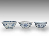 A chinese blue and white 'musk mallow', a 'three friends', and a 'floral' bowl, late ming dynasty, h 6,5 - ø 15,5 cm / h 6 - ø 15 cm / h 5,7 - ø 13 cm - afbeelding 3 van  6