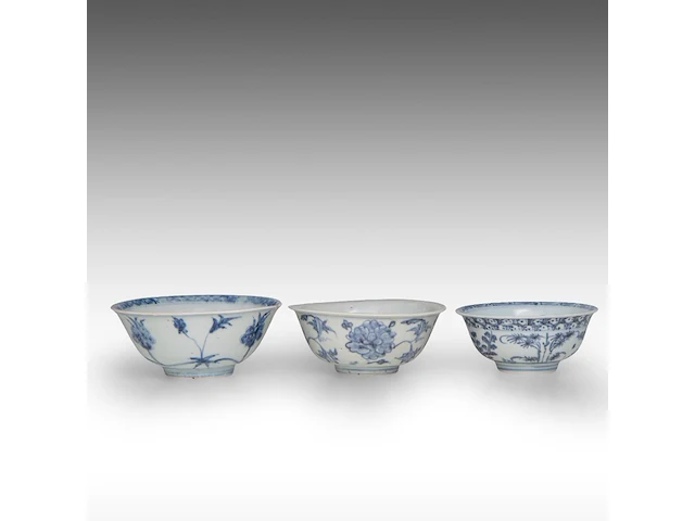 A chinese blue and white 'musk mallow', a 'three friends', and a 'floral' bowl, late ming dynasty, h 6,5 - ø 15,5 cm / h 6 - ø 15 cm / h 5,7 - ø 13 cm - afbeelding 4 van  6