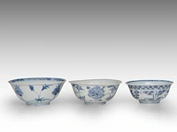 A chinese blue and white 'musk mallow', a 'three friends', and a 'floral' bowl, late ming dynasty, h 6,5 - ø 15,5 cm / h 6 - ø 15 cm / h 5,7 - ø 13 cm - afbeelding 4 van  6