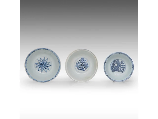 A chinese blue and white 'musk mallow', a 'three friends', and a 'floral' bowl, late ming dynasty, h 6,5 - ø 15,5 cm / h 6 - ø 15 cm / h 5,7 - ø 13 cm - afbeelding 5 van  6