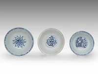 A chinese blue and white 'musk mallow', a 'three friends', and a 'floral' bowl, late ming dynasty, h 6,5 - ø 15,5 cm / h 6 - ø 15 cm / h 5,7 - ø 13 cm - afbeelding 5 van  6