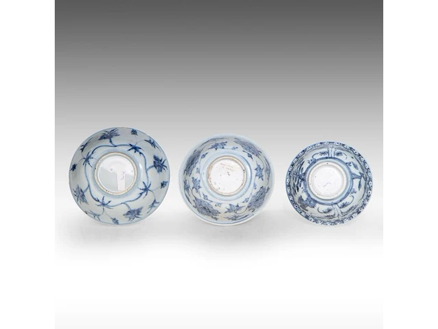 A chinese blue and white 'musk mallow', a 'three friends', and a 'floral' bowl, late ming dynasty, h 6,5 - ø 15,5 cm / h 6 - ø 15 cm / h 5,7 - ø 13 cm - afbeelding 6 van  6