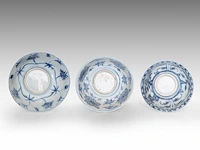 A chinese blue and white 'musk mallow', a 'three friends', and a 'floral' bowl, late ming dynasty, h 6,5 - ø 15,5 cm / h 6 - ø 15 cm / h 5,7 - ø 13 cm - afbeelding 6 van  6