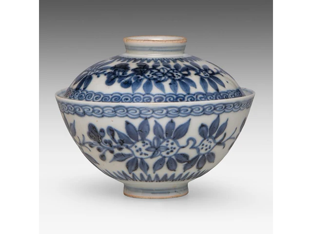 A chinese blue and white 'peaches' chawan tea bowl and lid, ming dynasty, total h 8,5 - ø 10,7 cm - afbeelding 1 van  7