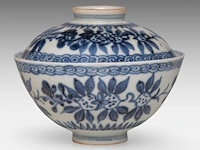 A chinese blue and white 'peaches' chawan tea bowl and lid, ming dynasty, total h 8,5 - ø 10,7 cm