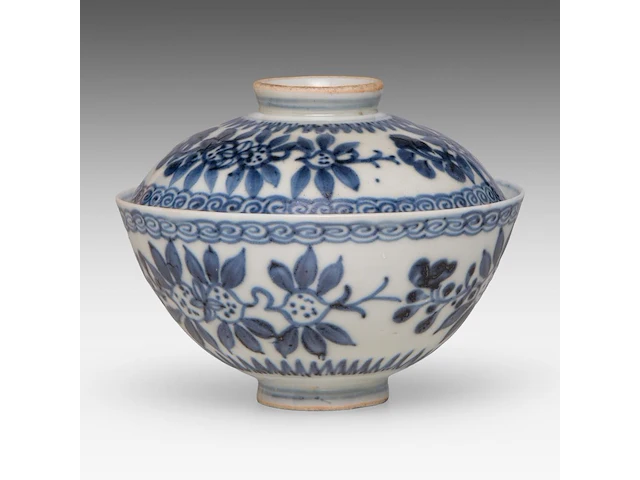 A chinese blue and white 'peaches' chawan tea bowl and lid, ming dynasty, total h 8,5 - ø 10,7 cm - afbeelding 2 van  7