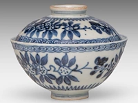 A chinese blue and white 'peaches' chawan tea bowl and lid, ming dynasty, total h 8,5 - ø 10,7 cm - afbeelding 2 van  7