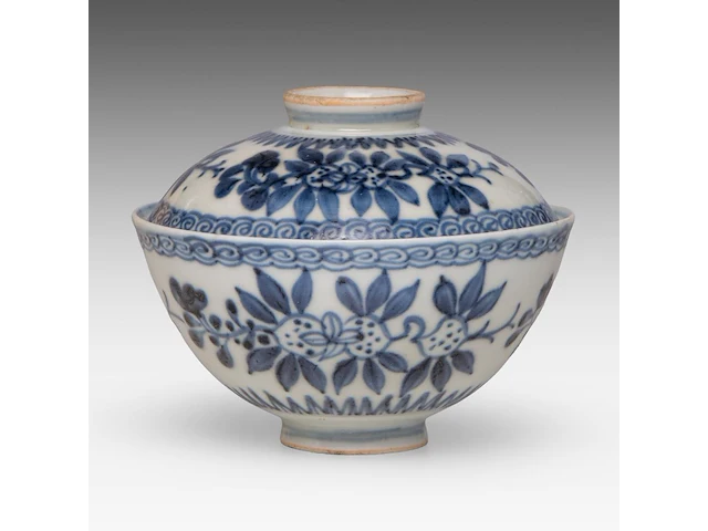 A chinese blue and white 'peaches' chawan tea bowl and lid, ming dynasty, total h 8,5 - ø 10,7 cm - afbeelding 3 van  7