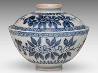 A chinese blue and white 'peaches' chawan tea bowl and lid, ming dynasty, total h 8,5 - ø 10,7 cm - afbeelding 3 van  7